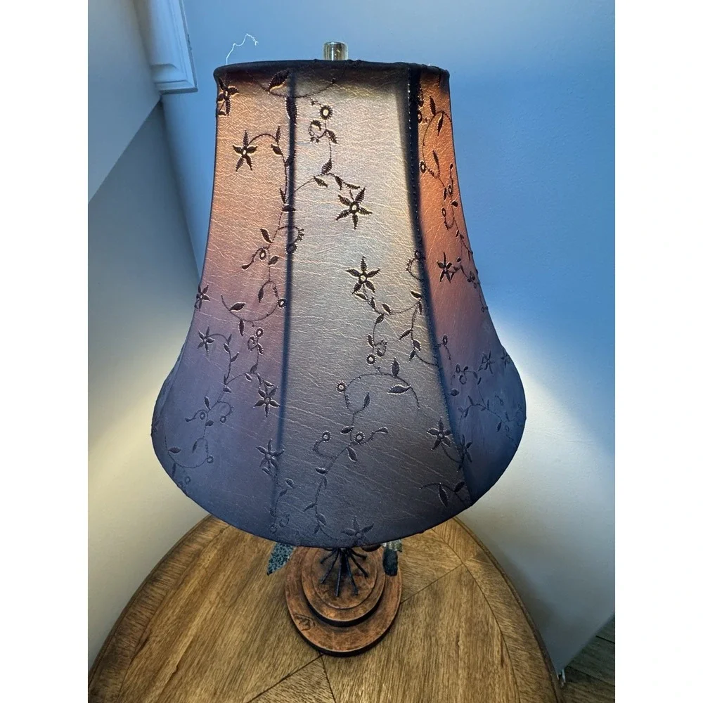 Vintage floral rose table lamp. Stunning. lamp shade.‎ bronze color
